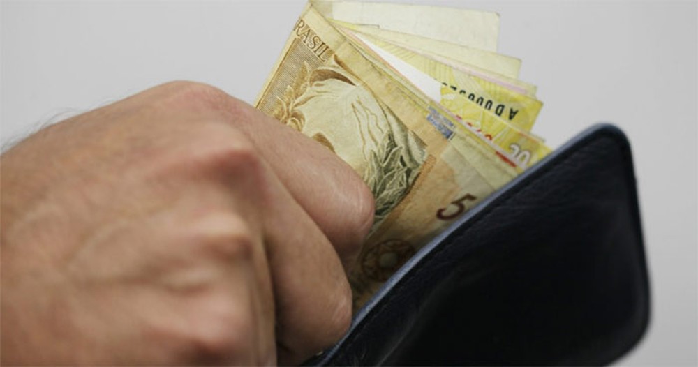 Salário mínimo será de 1.045 reais em fevereiro