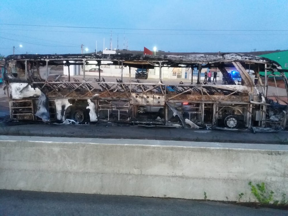 Ônibus que seguia de Aracaju para Maceió pega fogo na BR-101, em Alagoas