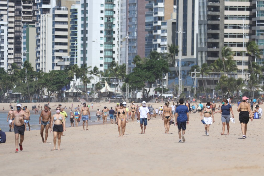 Banhistas lotam praias no Brasil e desrespeitam decretos